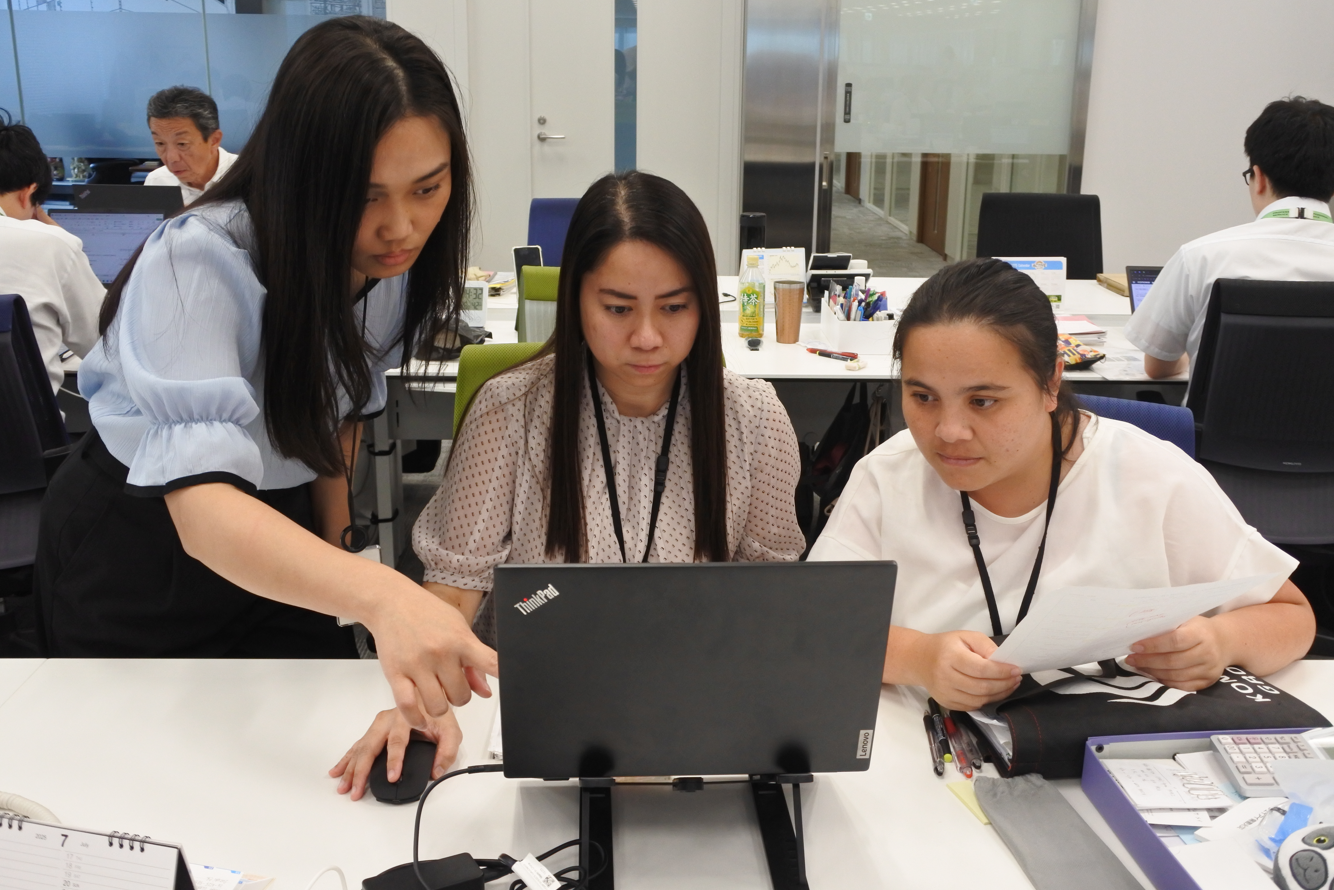 オフィスの様子（左より、アイビーさん、テレサさん、マリアさん）