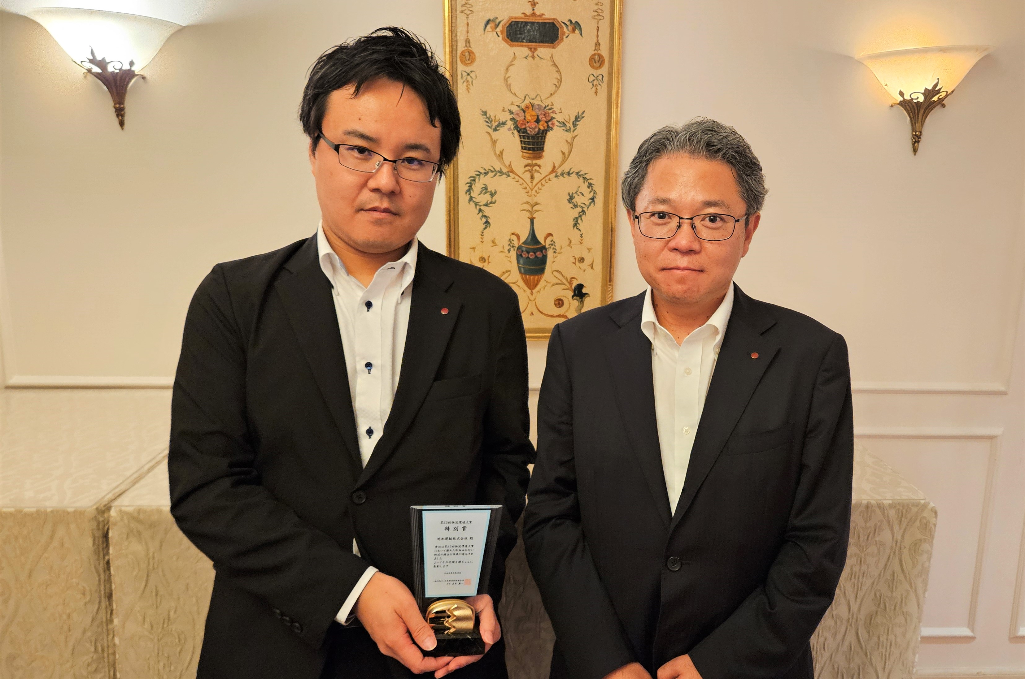 特別賞の盾を手にした、鴻池運輸　網代さん(左)、平澤さん(右)