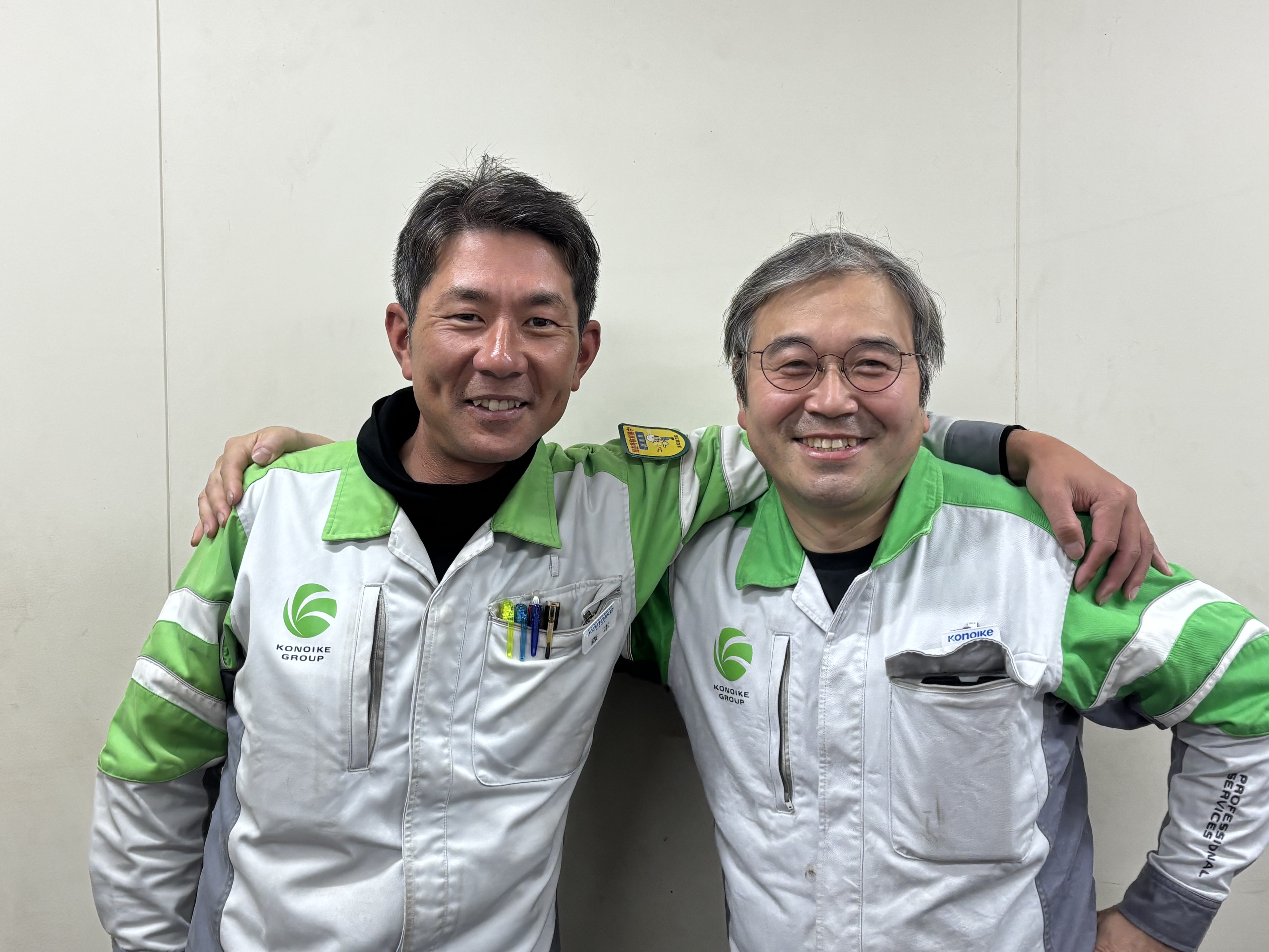 鴻池運輸 鉄鋼関西支店 工事保全課の森本知宏さん（左）と上野和也さん（右）