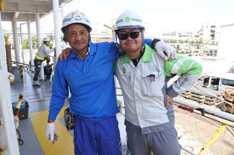 フォアマン（鴻池運輸 馬渡さん（右））とデッキマン（大阪運輸 桑島さん（左））