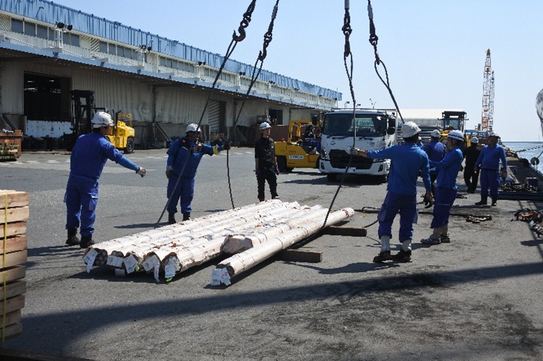 貨物が崩れないよう慎重に玉掛けする荷役作業