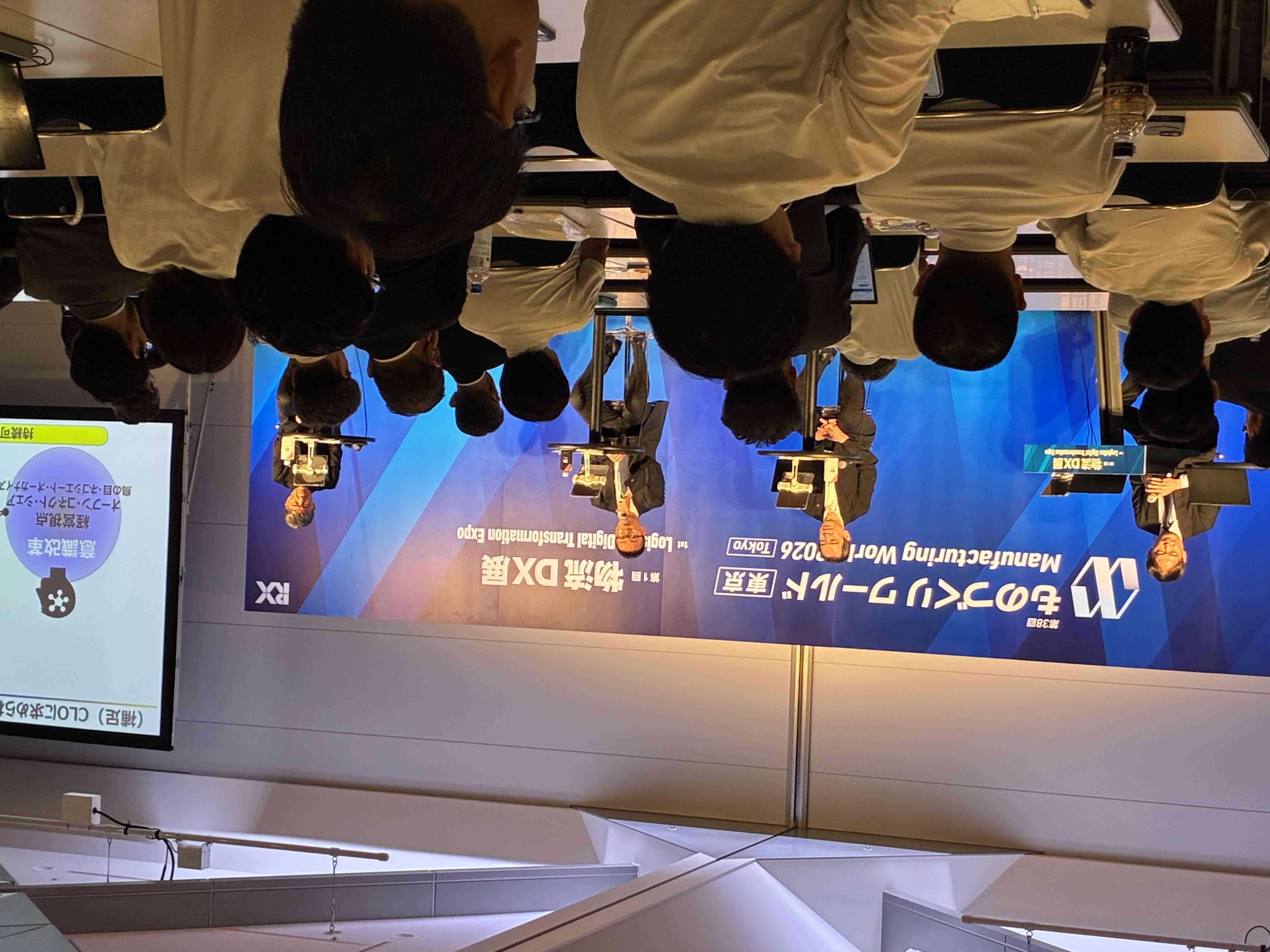 物流DX展の基調講演「CLO戦略を徹底議論」で議論する登壇者。鴻池は右から2人目