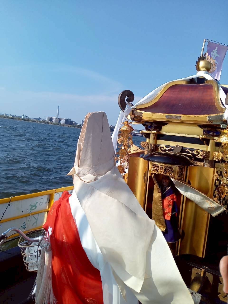 船上で行われた僧侶による供養の儀式