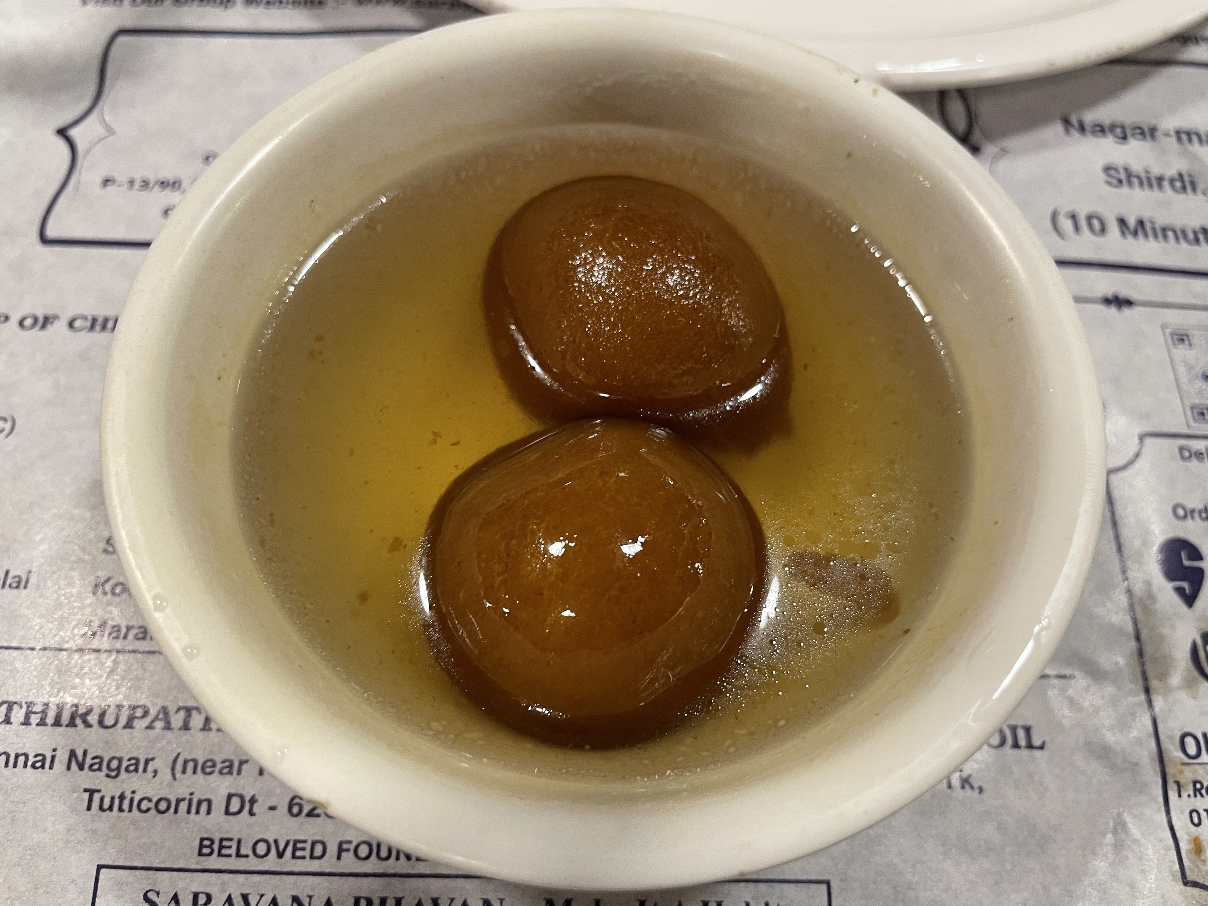 めちゃくちゃ甘い揚げ団子「グラブ・ジャムン」。甘さは幸せの象徴で、結婚式などで振る舞われるそう。