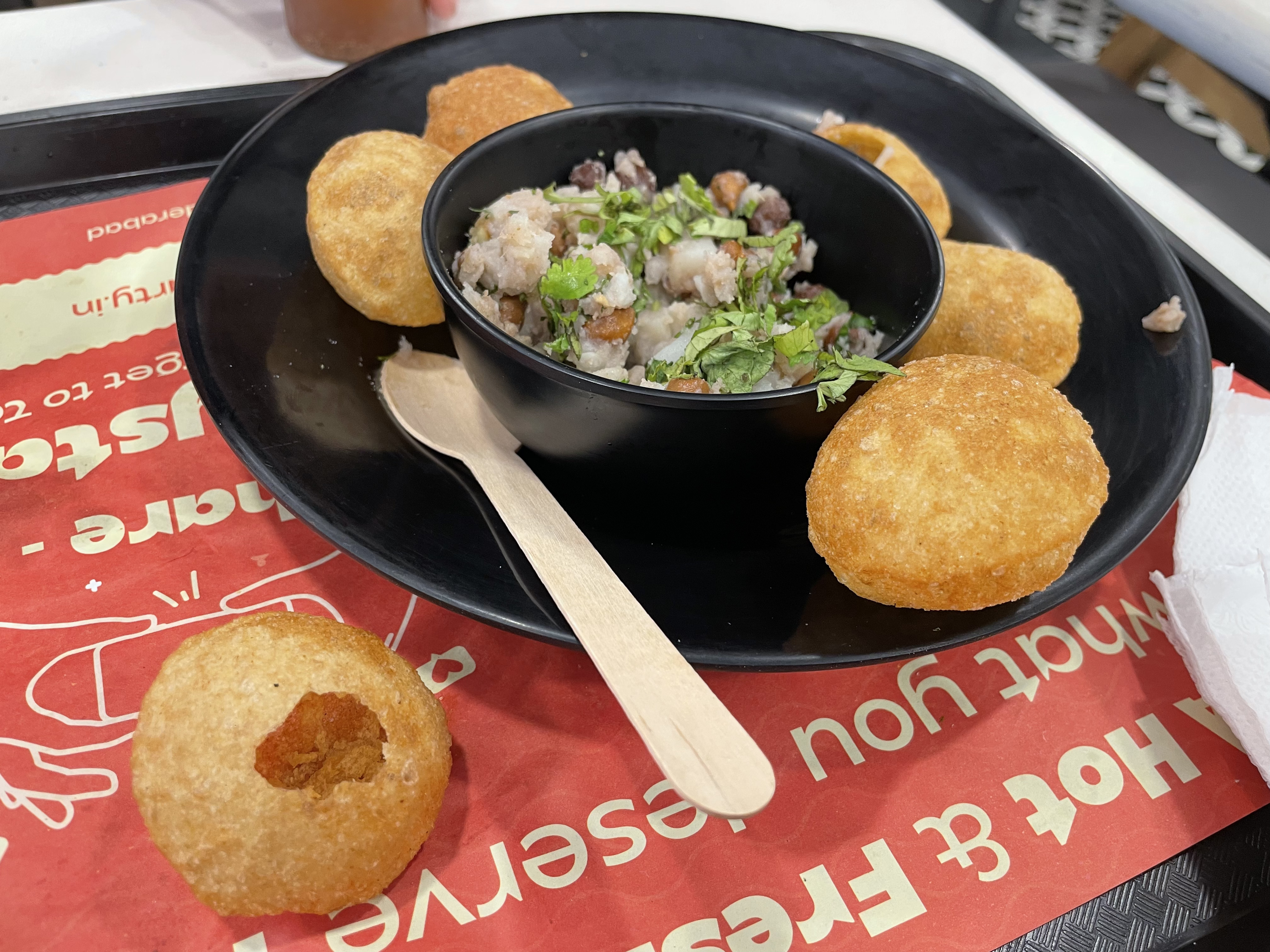 女性に人気のスナック「パニプリ」穴をあけて、中に具材とスープを入れる。