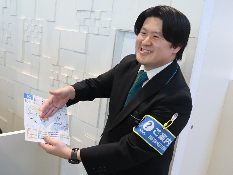 お客さまへの案内を行う男性グランドスタッフ