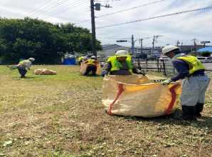 草むしりをする人々