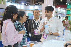 展示会で男性がプレゼンを行っている