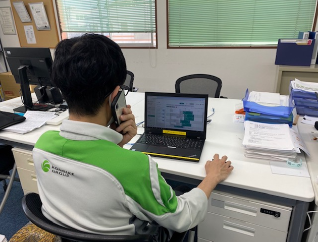 受付管理システムの導入により待機車両のデータを抽出。モバイル機器からタイムリーな出荷状況の把握も可能に