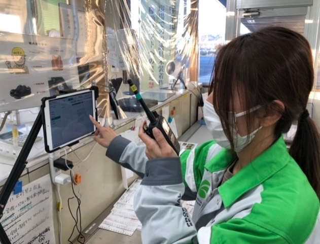 受付業務にトランシーバーを導入することで事務所と出荷作業現場との連携をスムーズに。