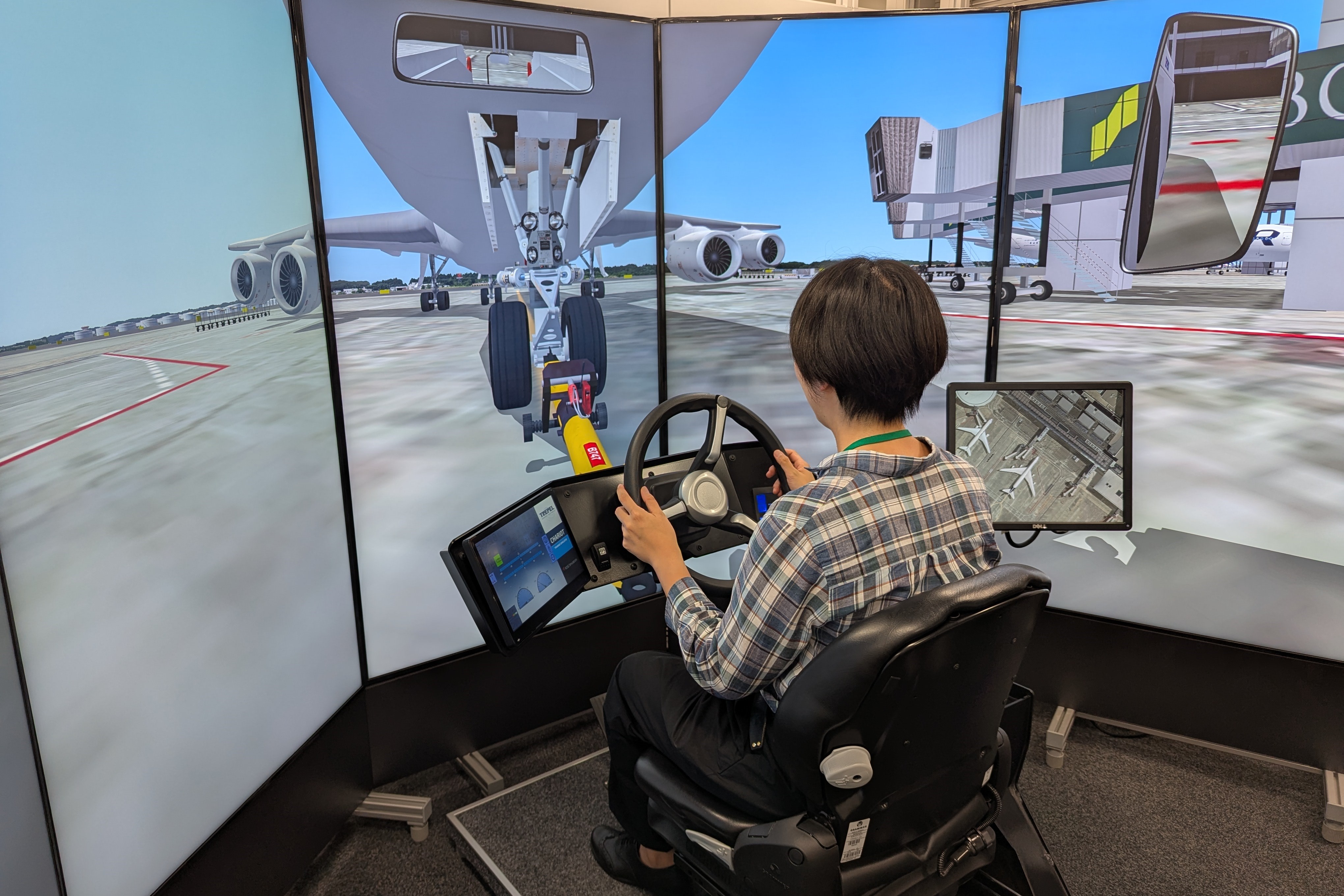 プッシュバックシュミレーターを体験中！