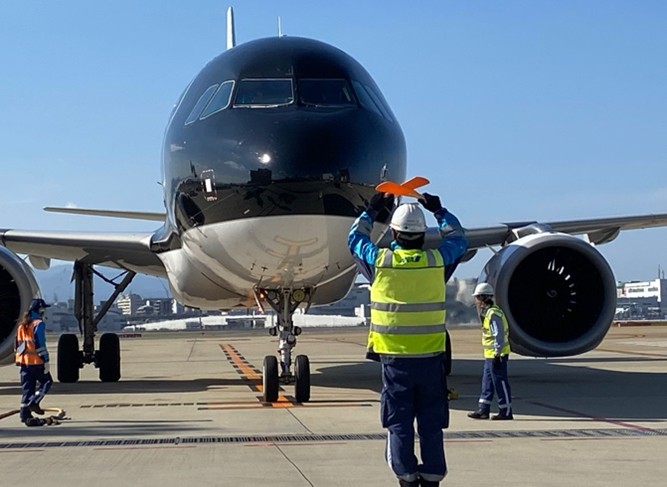 マーシャリングで航空機を停止させる廣重
