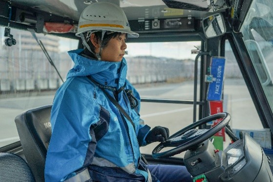 プッシュバックのためトーイングカーを運転する安本