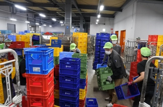 空容器の整理業務の様子