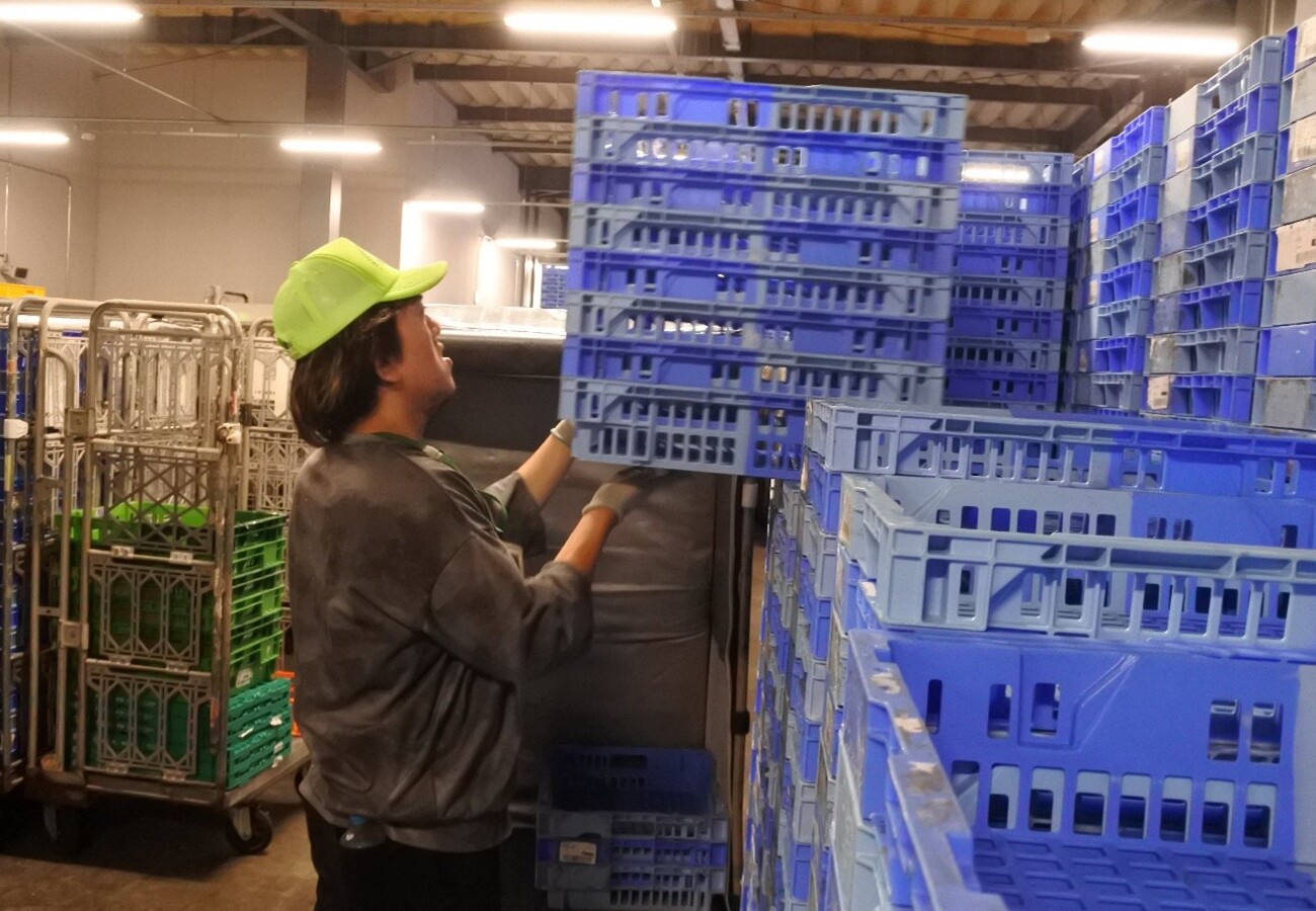 空容器を運ぶ今井さん