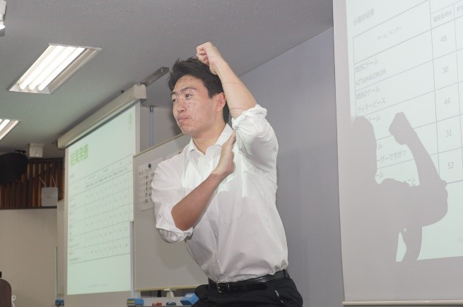 得意の「ハカ」で勝利を祝う新入社員の児玉さん（審査員特別賞 受賞）