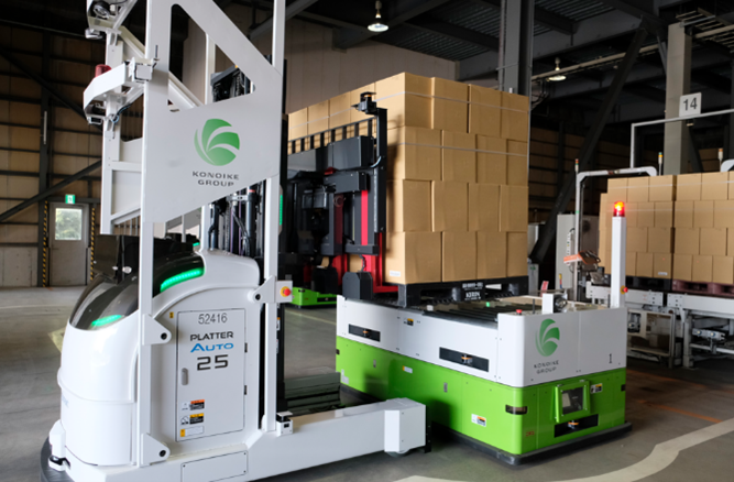 自動フォークリフト。トラックの準備完了時に荷物をピックアップする