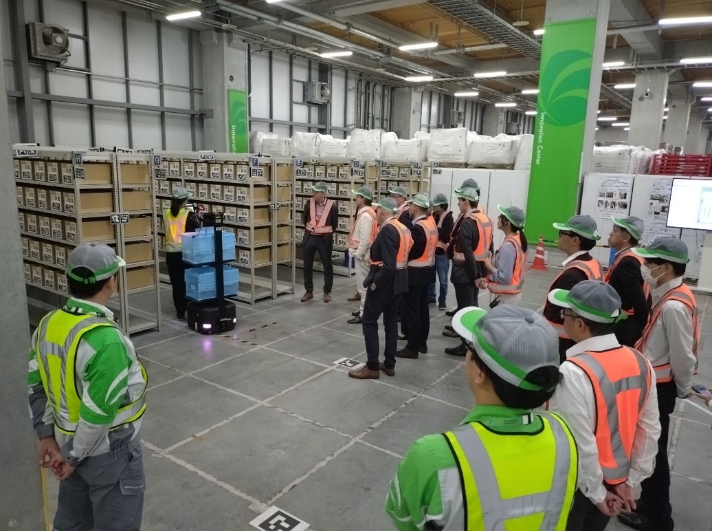 ベンダーやメーカー、自社の現場社員を招いての見学会の様子