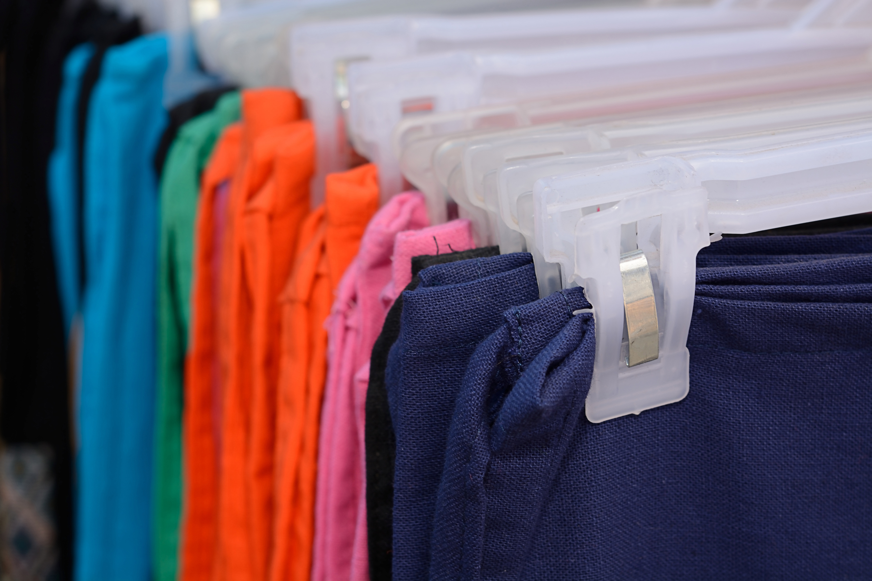 グローバル経済の発展と共にサプライチェーンが地理的に拡大した製品の1つに「アパレル」が挙げられます。経済産業省の資料によると、2023年の数量ベースで見た衣料品の輸入浸透率（輸入品が国内供給量に占める比率）は98.5%にも上ります。  アパレル製品は物流業務および通関業務において気を付けるべきポイントがあり、それぞれについて適切に対応する必要があります。これらのポイントはアパレル製品の特性から生じており、アパレル製品に対する深い理解が物流業者の対応力に関係してきます。  今回は、アパレル製品の輸入の概観、物流業務および通関業務のポイントについて解説します。  参照元：繊維産地におけるサプライチェーン強靱化に向けた対応について（経済産業省） アパレル製品の輸入の概観