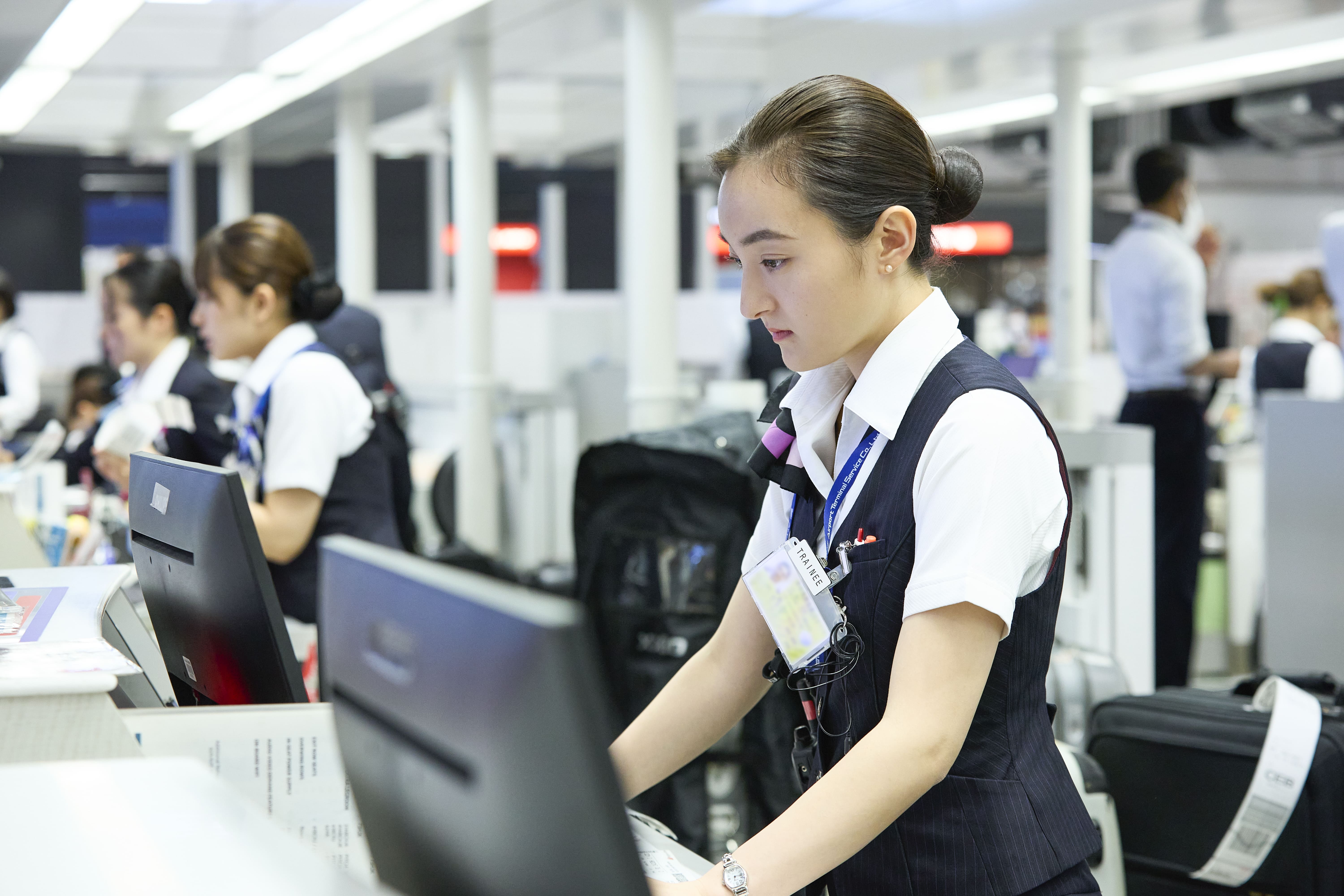 ‟温かい心”で。成田空港を利用されるお客さまの出発、乗り継ぎを支援