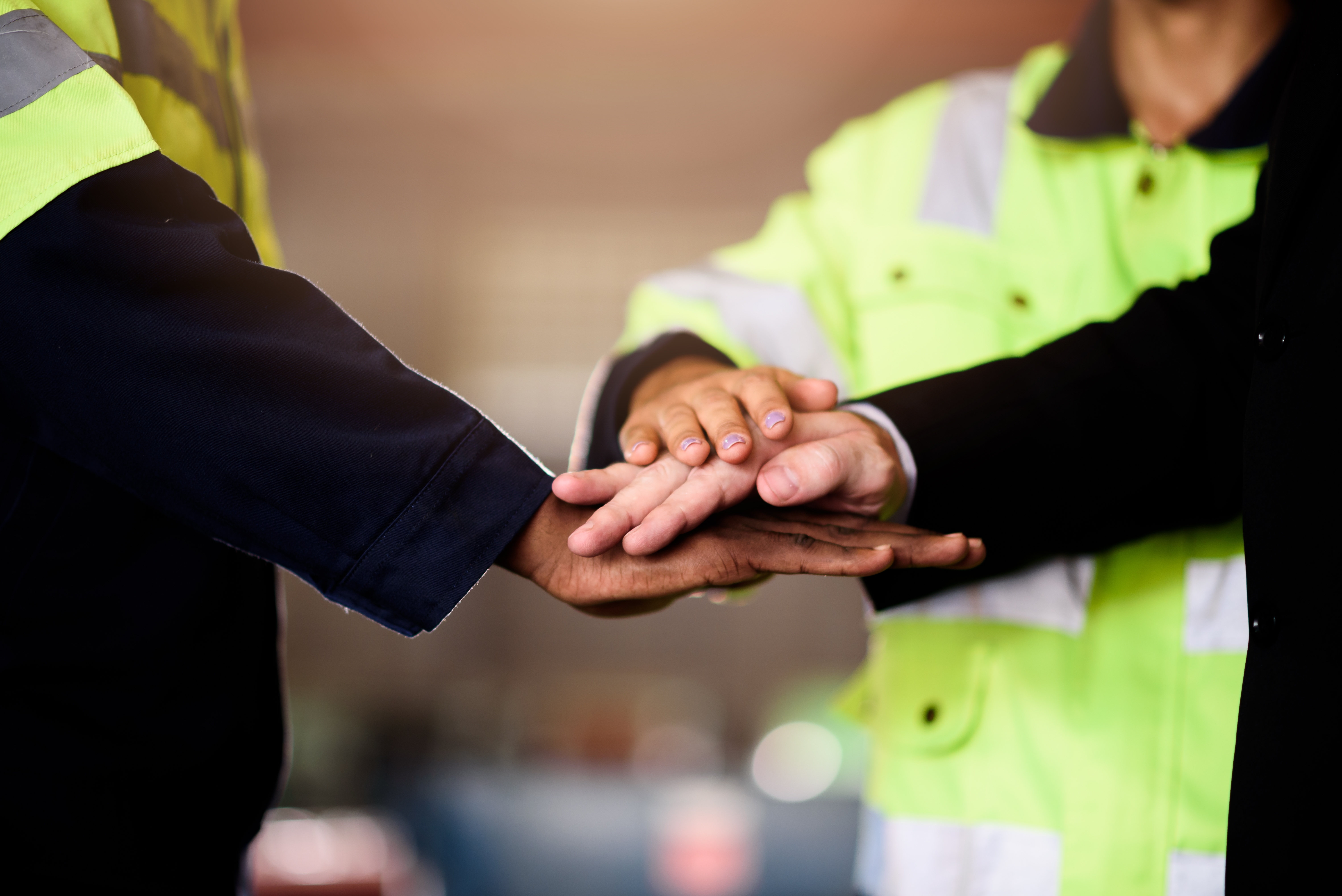 手を重ねてチーム力を表現