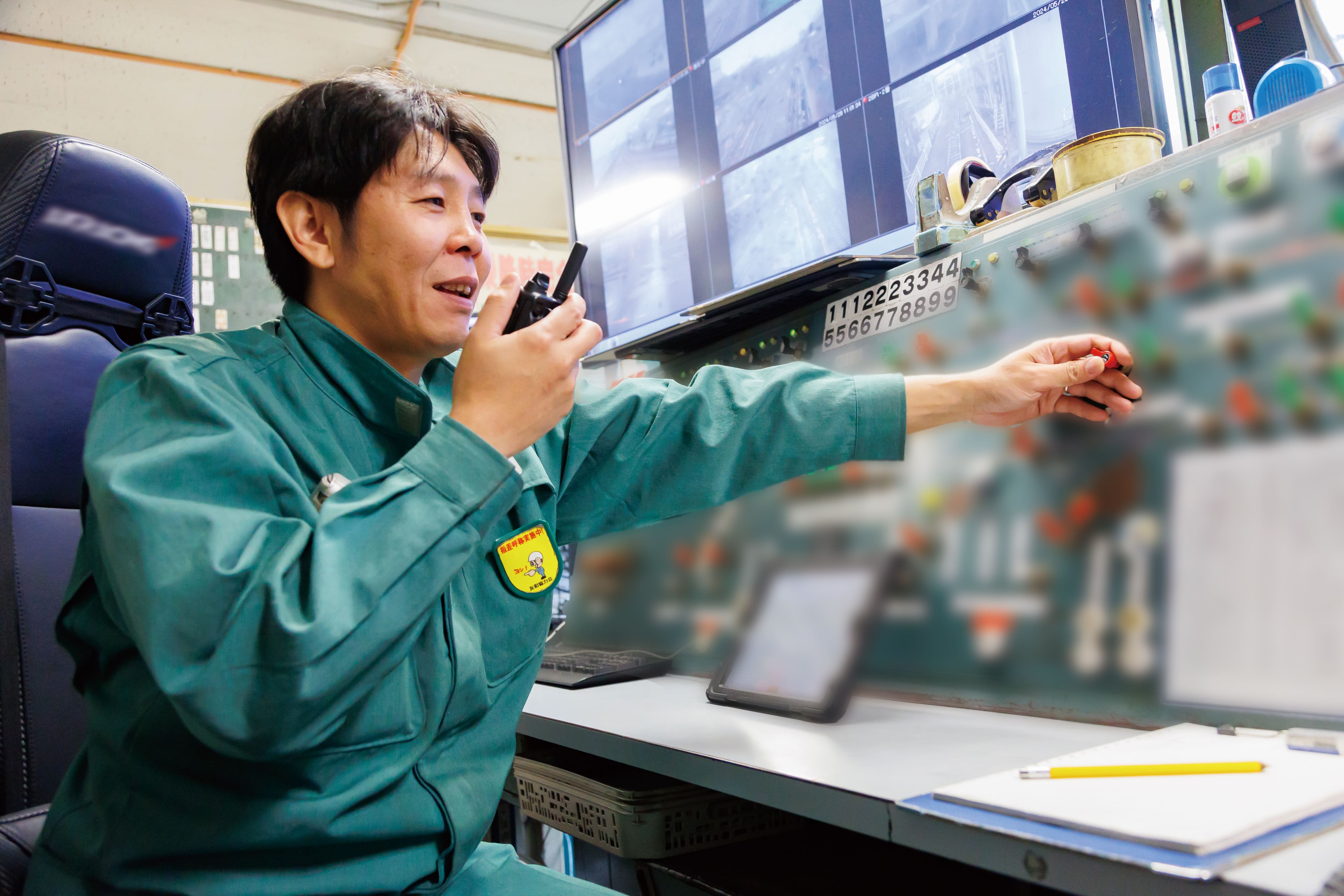 無線で指示を出す沖田さん