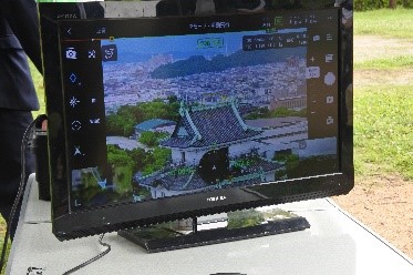 和歌山城の天守閣を越えて、和歌山市内を遠望できる